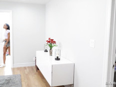 Белый мужик отпердолил молодую мулатку страпоном во влагалище и анус