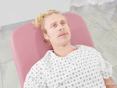 Ненасытная чернокожая медсестра затрахала белого пациента на койке