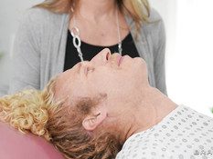 Ненасытная чернокожая медсестра затрахала белого пациента на койке