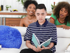 Две перевозбуждённые мулатки занимались страстным лесбийским сексом