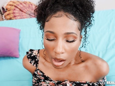 Две ненасытные молодые мулатки оттрахали на кровати белого паренька