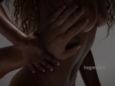 Мускулистый белый мужчина попробовал разные позы с сисястой мулаткой