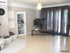 Мулатка с тату и большой обвисшей грудью отпердолена в анал на полу