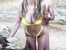 Роскошная молодая блондиночка с большими сиськами трахается на пляже