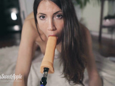 Ненасытная молодая брюнетка трахается со своим парнем и секс машиной