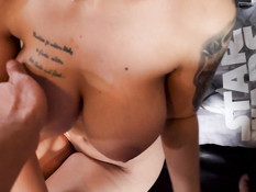 Грудастая молодая брюнетка с тату отпердолена в киску и рабочий анус