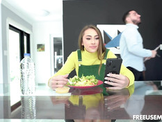 Бородатый мужик отодрал в бритую киску и тугой анус молодую шатенку