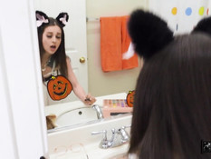 Мужик отодрал во все дырки молодую сисястую брюнетку и кончил в анус