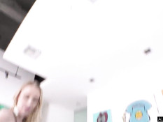 Две молодые татуированные блондинки с пирсингом отпердолены в анусы