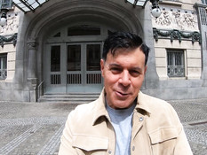 Сисястая татуированная девка с косой оттрахана двумя парнями в киску