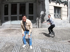 Сисястая татуированная девка с косой оттрахана двумя парнями в киску