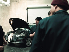 Небритый гомосексуальный мужик с тату оттрахал парня в автомастерской