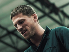 Небритый гомосексуальный мужик с тату оттрахал парня в автомастерской