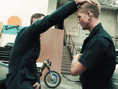 Небритый гомосексуальный мужик с тату оттрахал парня в автомастерской