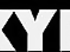 Двое худых молодых геев занимаются любовью при свечах рядом с камином