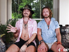 Молодой татуированный гей занимается сексом с негром и с белым парнем