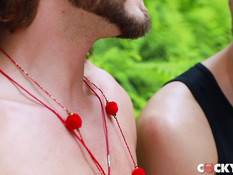 Молодой татуированный гей занимается сексом с негром и с белым парнем