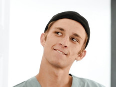 Худенький гомосексуальный доктор помог кончить спортивному пациенту