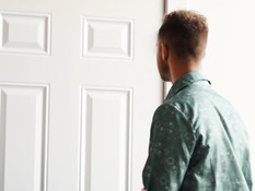 Худенький гомосексуальный доктор помог кончить спортивному пациенту