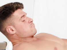 Худенький гомосексуальный доктор помог кончить спортивному пациенту