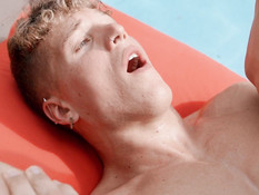 Четверо голубых ребят мастурбируют и ебутся на поляне возле бассейна