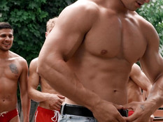 Четверо голубых ребят мастурбируют и ебутся на поляне возле бассейна