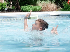 Четверо голубых ребят мастурбируют и ебутся на поляне возле бассейна