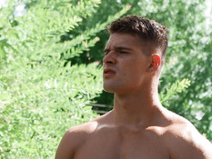 Четверо голубых ребят мастурбируют и ебутся на поляне возле бассейна