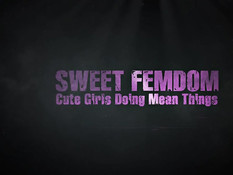 Молодая грудастая госпожа с тату на теле отымела страпоном секс раба