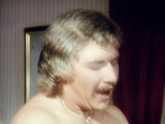 Мужик отодрал на кровати в волосатые киски зрелую брюнетку и шатенку