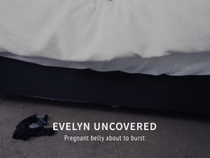 Татуированная беременная блондинка с большими сиськами ласкает живот