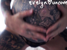 Татуированная беременная блондинка с большими сиськами ласкает живот