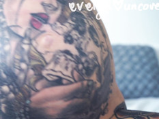 Татуированная беременная блондинка с большими сиськами ласкает живот