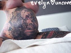 Татуированная беременная блондинка с большими сиськами ласкает живот