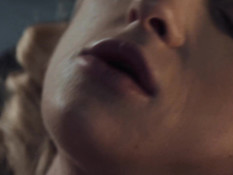 Пышногрудая беременная блондинка ласкает киску вибратором в постели