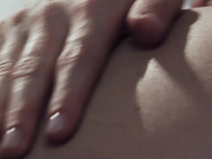 Пышногрудая беременная блондинка ласкает киску вибратором в постели