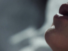 Пышногрудая беременная блондинка ласкает киску вибратором в постели