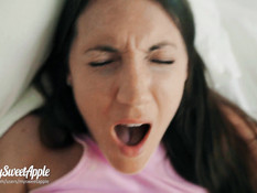 Горячая молодая шатенка трахается с бойфрендом на балконе и в спальне