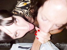 Две молодые кареглазые шатенки делают приятелю минет на ночном пляже