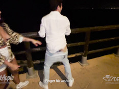 Две молодые кареглазые шатенки делают приятелю минет на ночном пляже