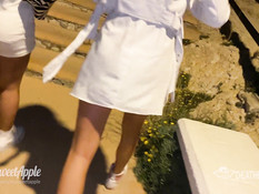 Две молодые кареглазые шатенки делают приятелю минет на ночном пляже