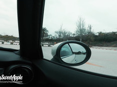 Парочка дрочит друг дружке в движущейся машине и ебётся на парковке