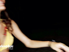 Кареглазая девка в купальнике сосёт член и трахается на ночном пляже