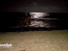 Кареглазая девка в купальнике сосёт член и трахается на ночном пляже