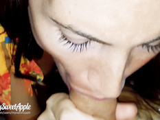 Кареглазая девка в купальнике сосёт член и трахается на ночном пляже