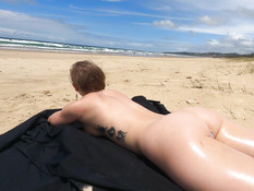 Блондинка с косой занимается анальной мастурбацией на песчаном пляже