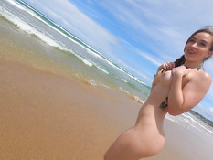 Блондинка с косой занимается анальной мастурбацией на песчаном пляже