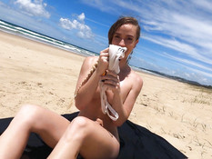 Блондинка с косой занимается анальной мастурбацией на песчаном пляже