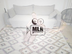 Тощая светловолосая милфа в сетчатом боди отпердолена в вагину и анус