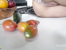 Грудастая блондинка вставляет в анус фрукты и ебётся с негром в анал